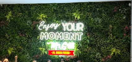 Letrero Enjoy your moment en Mr Grill